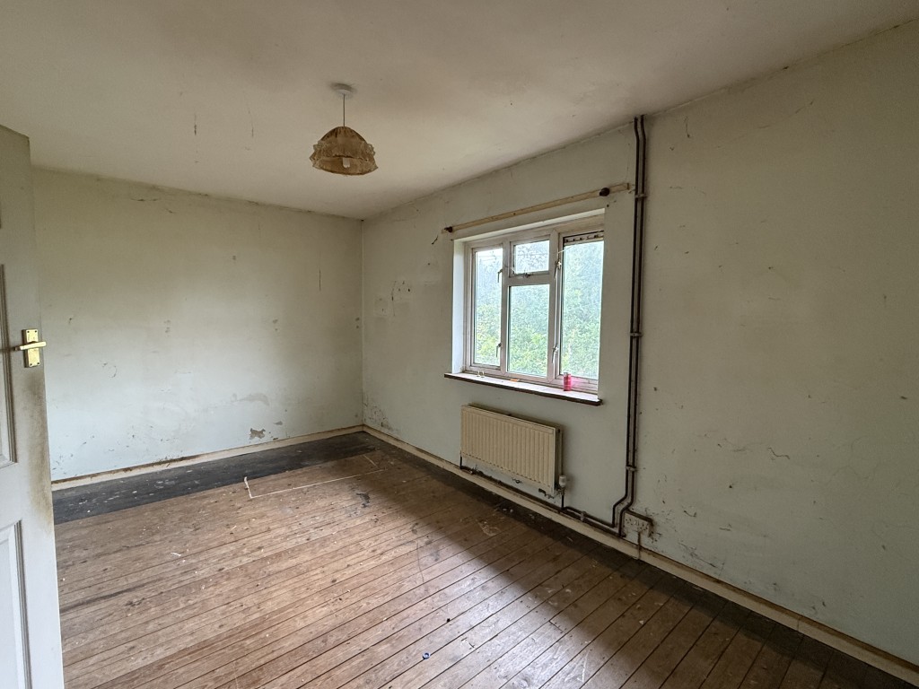 Lot: 100 - FLAT IN NEED OF IMPROVEMENT IN VILLAGE LOCATION - Bedroom 1 in Need of Refurbishment